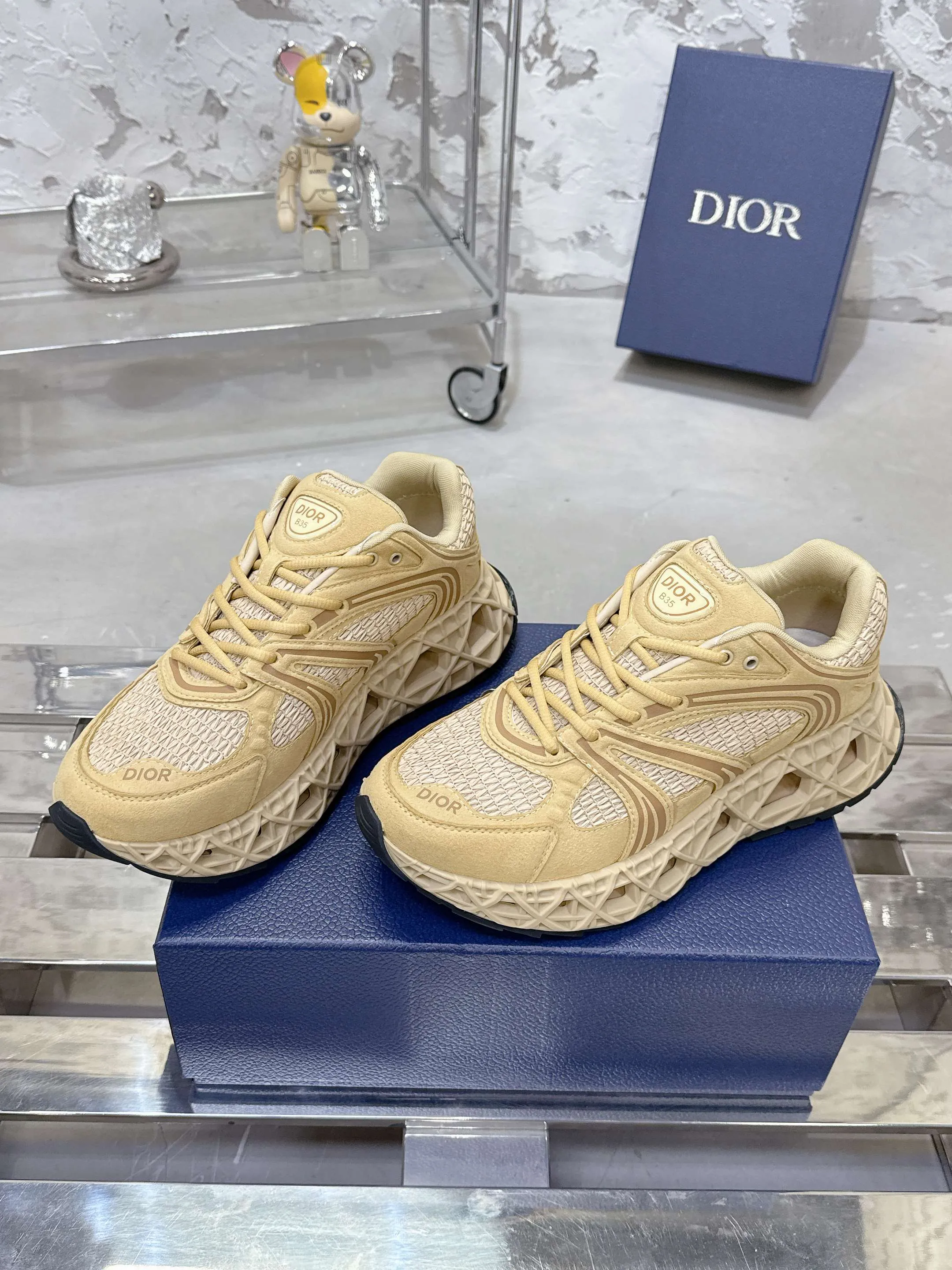 Factory price 780💰 Top version! ! ! Dior (B35) DIOR spring and summer men's wear show, the show was held at the Valle de Grasse School in Paris. Kim Jones drew inspiration from the works of South African artist Hylton Nel. The details of the shoes, clog soles and tribal elements, cleverly blended luxury craftsmanship and practicality, with fresh childishness and bright temperament, creating a new season hot spot. Dior KAWA Dior co-branded casual sports shoes reinterpret running shoes with Dior's high-end style. B35 is made of fine-textured leather and mesh fabric materials. It can be worn in all seasons, is comfortable and breathable, and has multiple lines on the shoe body to outline details. It has a full retro three-dimensional feel and can create a casual look all year round! Fabric: Cowhide/customized cloth material Lining: Imported breathable mesh Outsole: Original molded outsole Size: 39-46 (customized at 45.46)